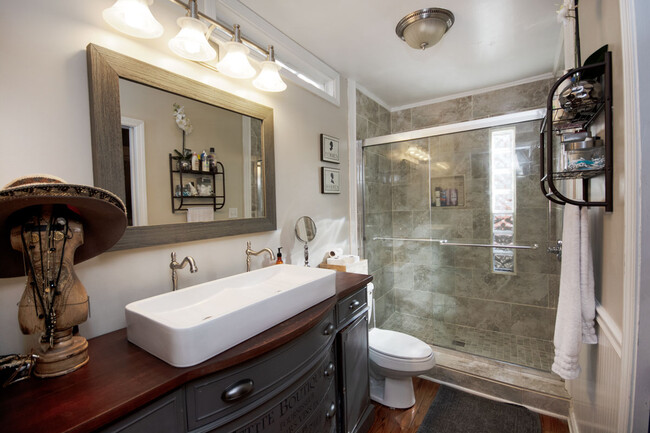 Master bathroom with walk-in closet - 480 Stovall St Se Casa