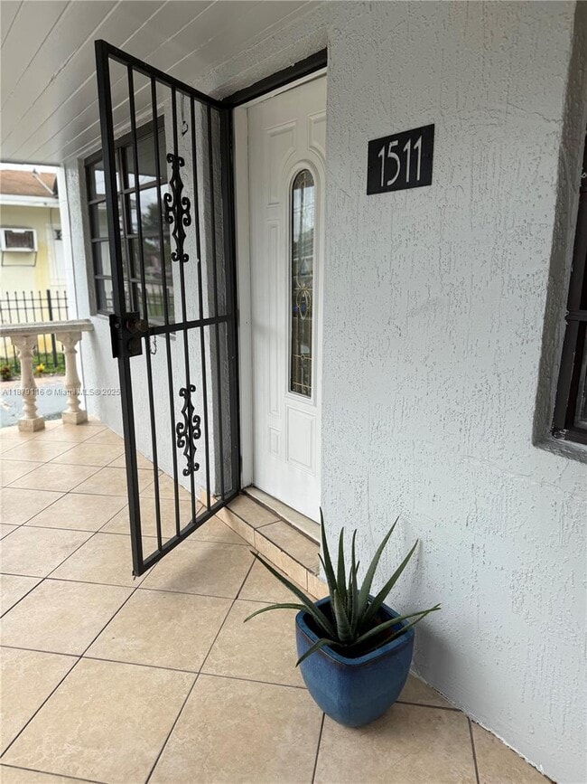 Building Photo - 1511 NW 45th St Unit 3 Rental
