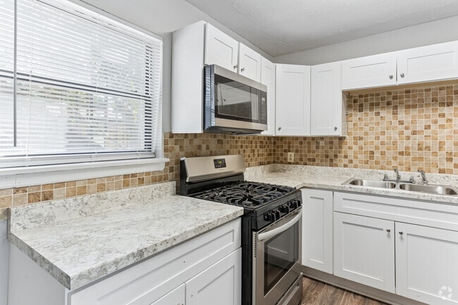 3 habitaciones, 1 baño - 1323 pies cuadrados - Cocina - New Carrollwood