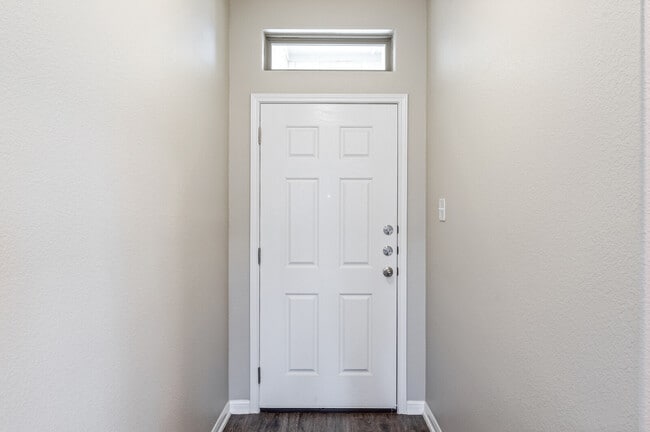 Photo - 1030 Lakeway Crossing Dr
