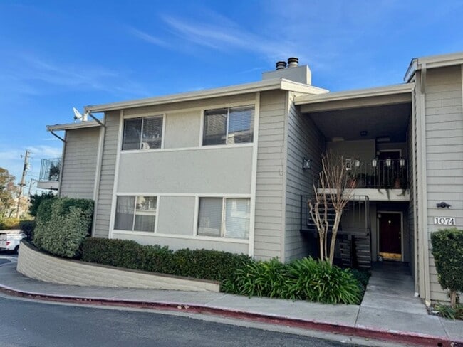 Building Photo - Upper level 2 bedroom 2 bath condo, laundry in Unit 6