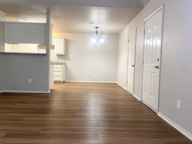 Photo - 305 Schumacher Dr