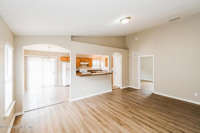 Photo - 511 E 55th St