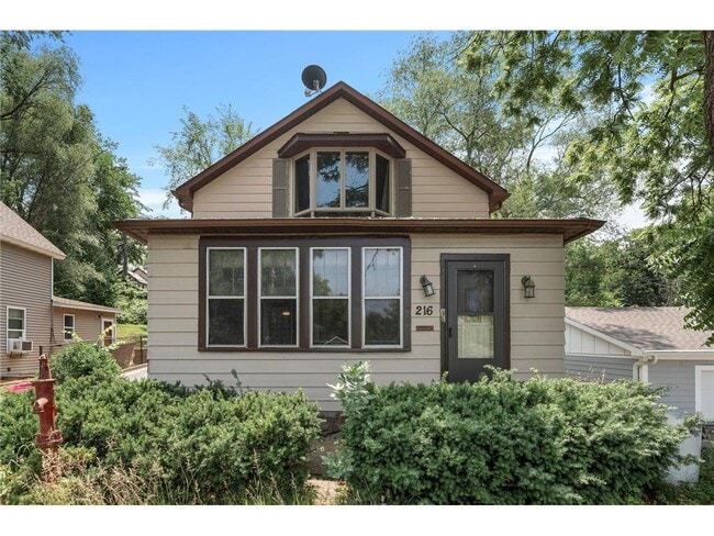 Photo - 216 Belvidere St E