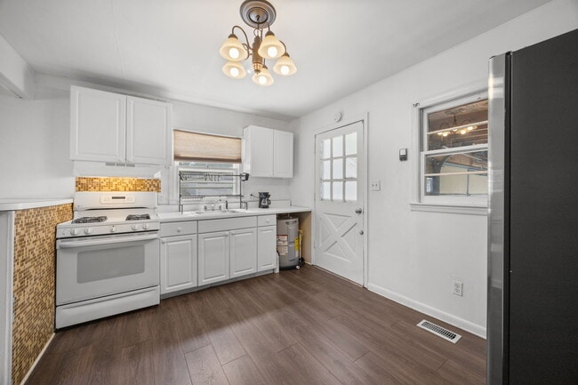 Photo - 2458 Jones St