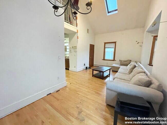 Photo - 1568 Tremont St