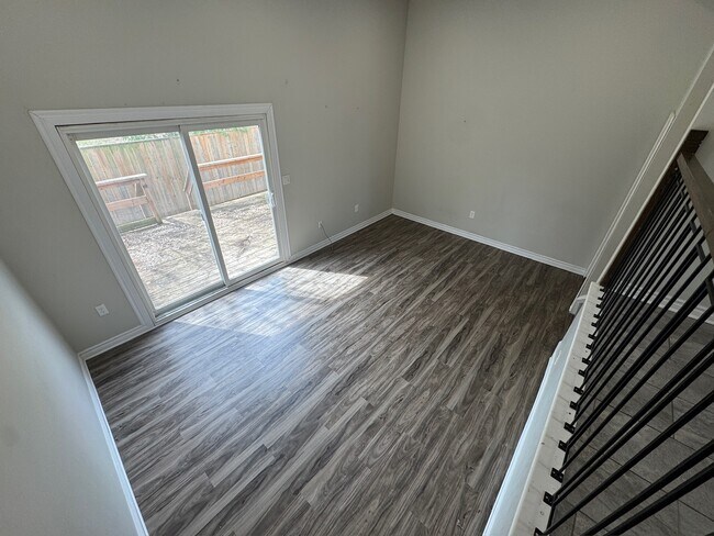 Photo - Updated 3 Bedroom 1.5 Bathroom Townhome in the Quiet Corunna, Ontario! Unité 31