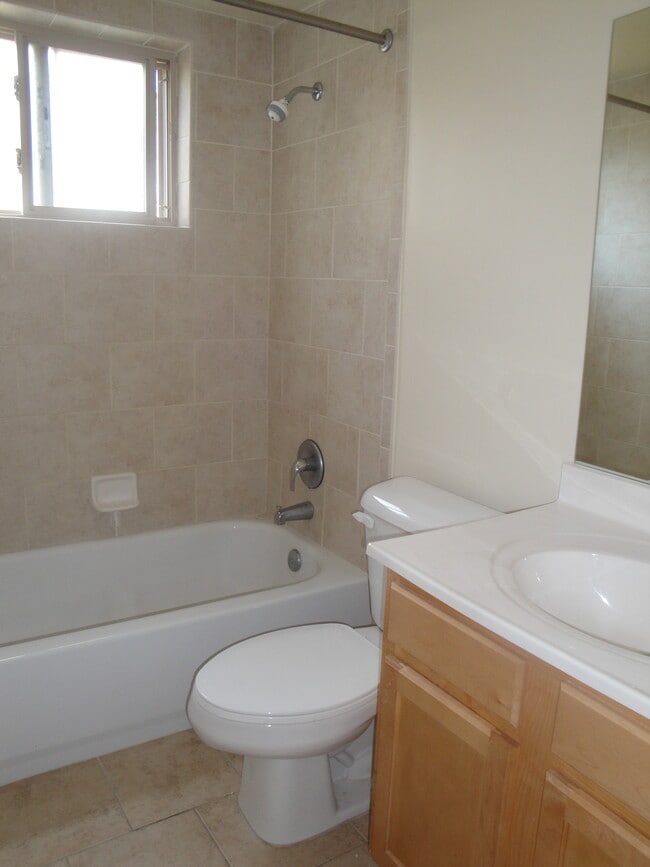 545-563 Lowell Avenue 1Br - Bathroom - Lowell 558