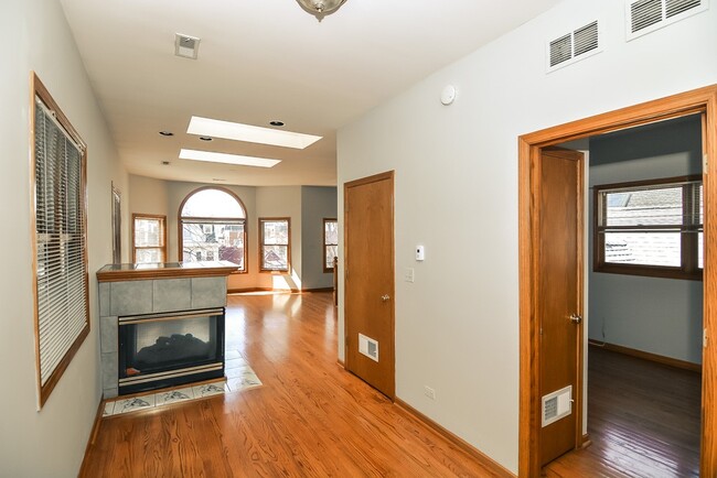 Building Photo - 3721 N Janssen Ave Unit J04P
