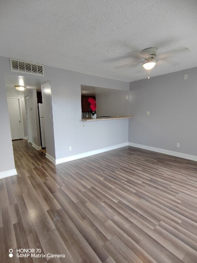 Photo - Welcome to Tampa Racquet Club – Where Comf... Unidad 413