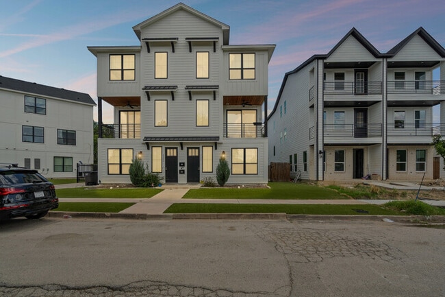 Building Photo - 2305 Benbrook Blvd Rental