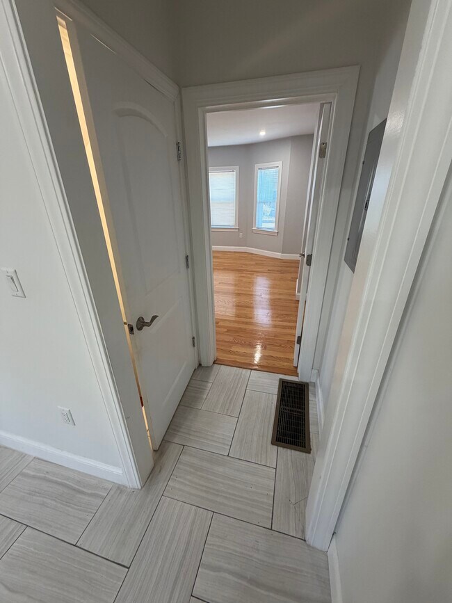 LIVING ROOM HALLWAY, LAUNDRY ROOM ACCESS - 31 Middle St