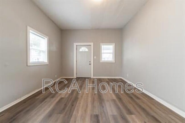 Photo - 2425 N Kenwood Ave