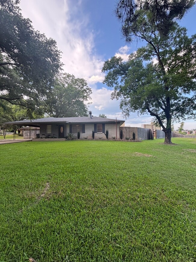 Photo - 710 McMillan Rd House