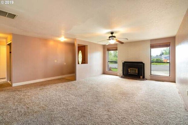 Photo - 4-bedroom 2 bath home with yard & garage