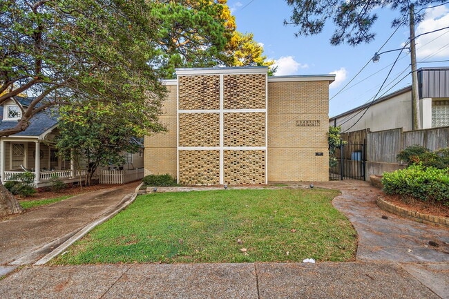 Photo - 3 Bed Beauty in Belhaven-FURNISHED Unit Apartment A