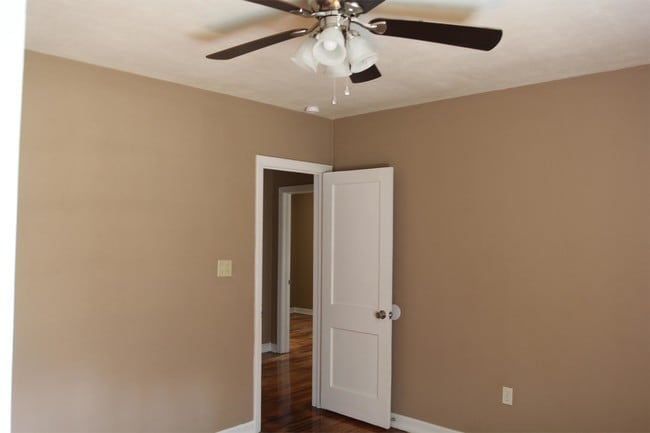 Photo - 905 W Whitney Ave