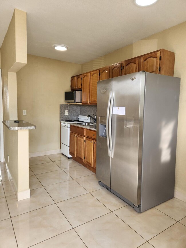 Building Photo - 3071 SW 27th Ave Unit 14