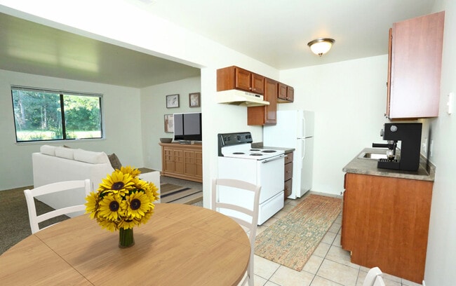 Cocina y sala de estar - Holly Ridge Apartments