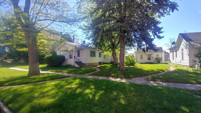 shared garden area - 307 S 3rd St Townhome