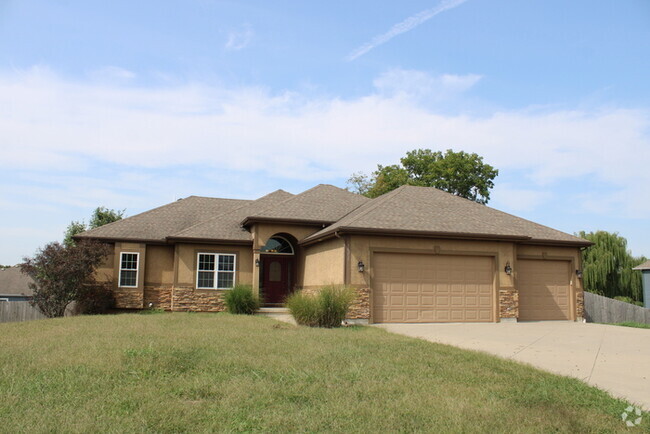 Building Photo - Spacious Home