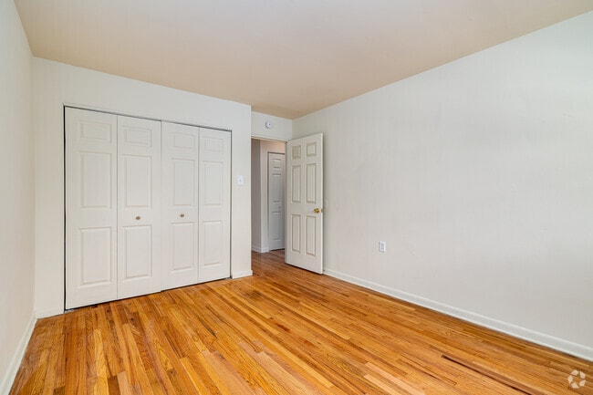 2BR, 1BA - 798SF - Primary Bedroom