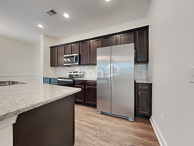 Photo - 505 W Lionel Rd