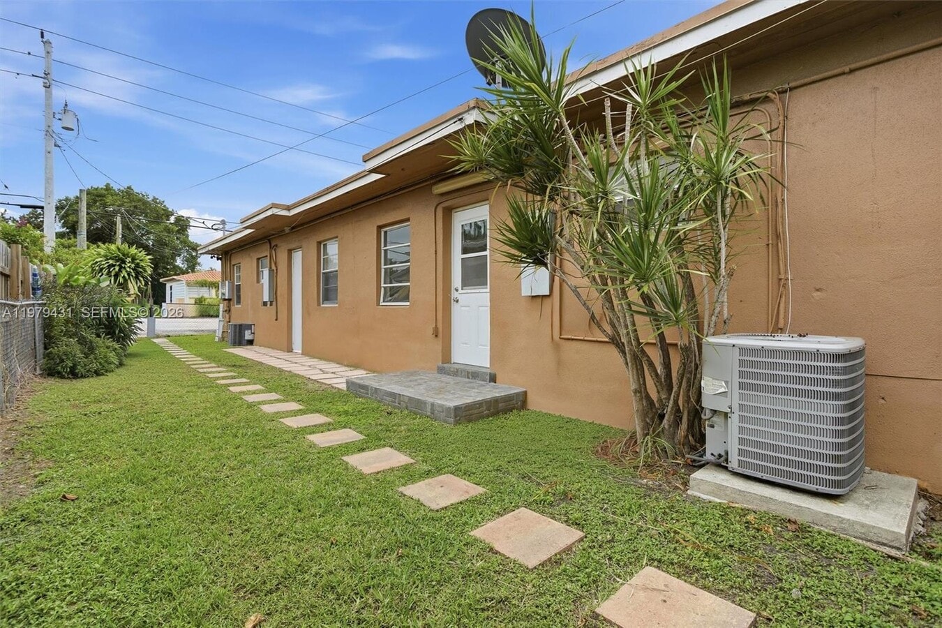 Photo - 2445 SW 18th St Unidad 1