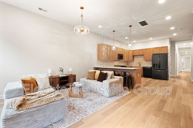 Building Photo - 825 E Chestnut St