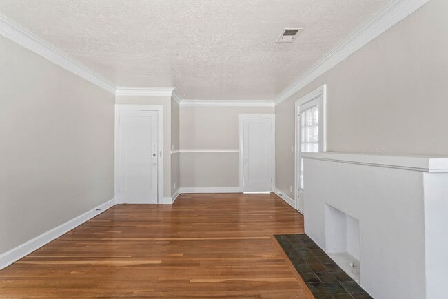 Photo - Charming 2-Bedroom Apartment Near UMKC – H...