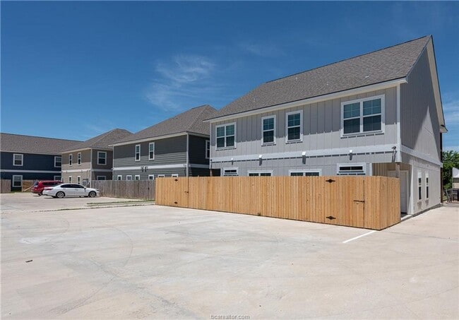 Photo - STUNNING 4bed/4bath House Close to Campus!!