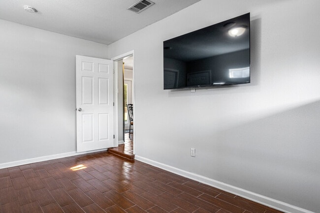 Building Photo - 114 Lassere Cir