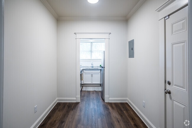 1 BR, 1 BA - 700SF
