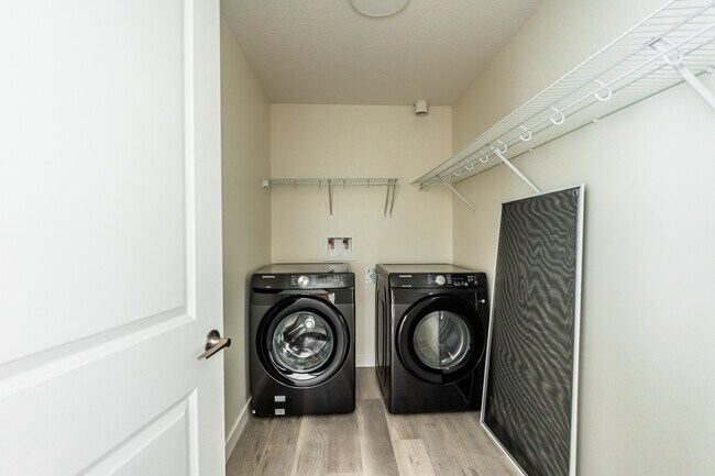 Photo - 14009 28 Av SW