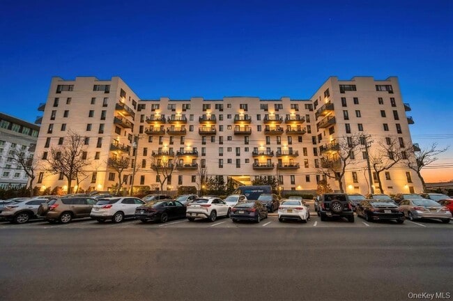 Building Photo - 100 W Broadway Unit 2Bb