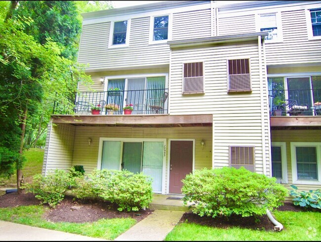 Building Photo - Spacious 2 Bed 2 Bath! Pets Welcome!  No S... Rental