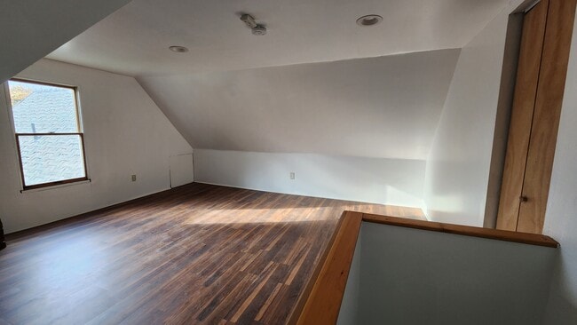519 Swan St Unit Upper