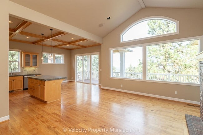 Building Photo - Awbrey Butte Home with Views!