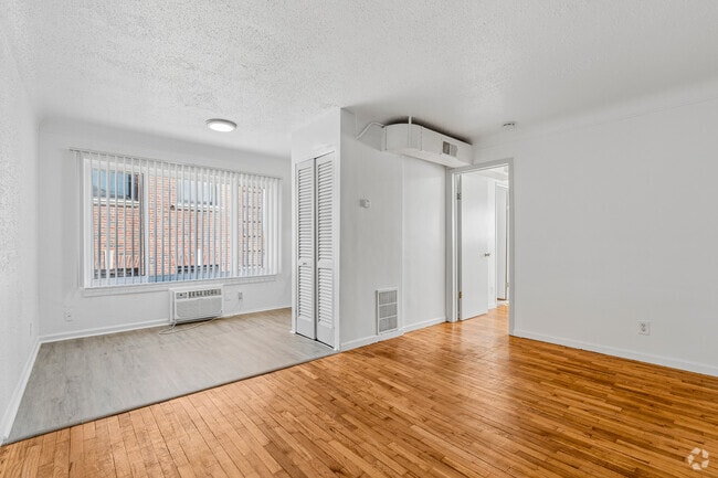1BR, 1BA - 550SF - Living Room