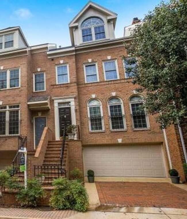 Large Townhouse 3 Bedroom 2 Full Baths and... - Large Townhouse 3 Bedroom 2 Full Baths and...