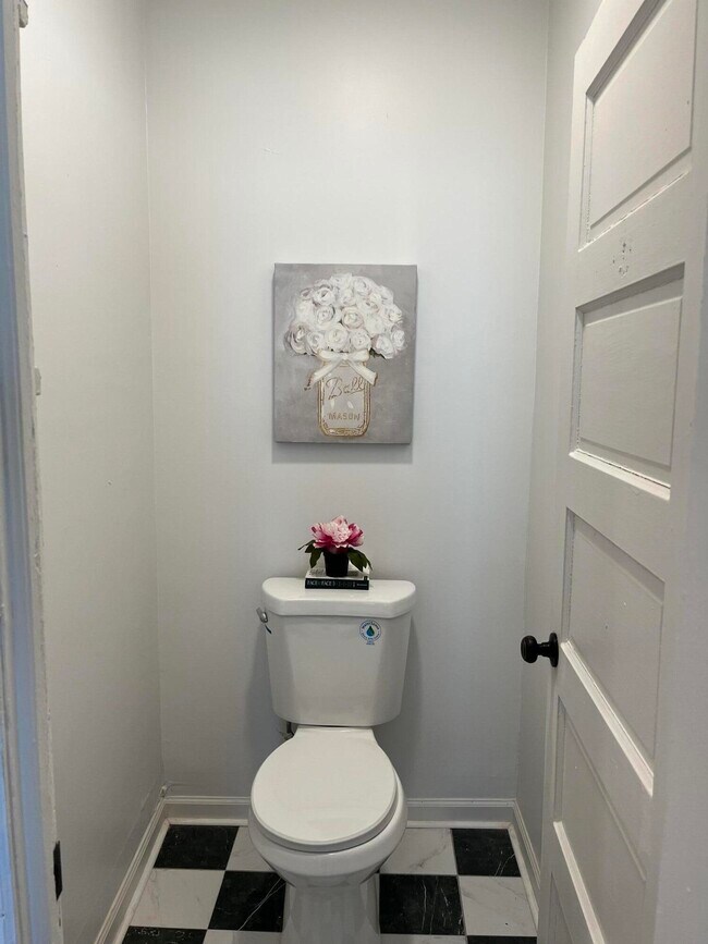 Photo - 128 E Lloyd St