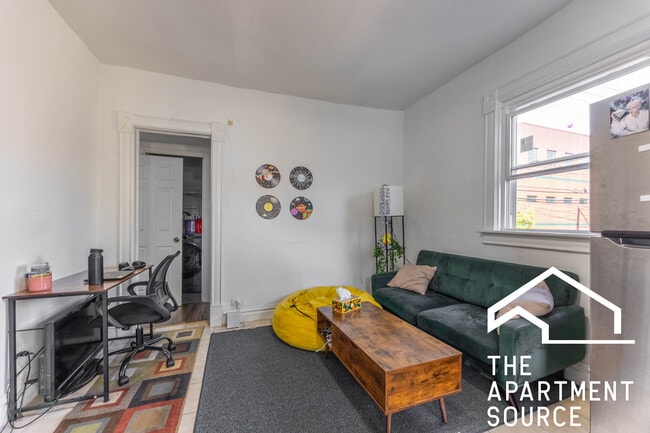 Building Photo - 1630 N Fairfield Ave Unit 2R
