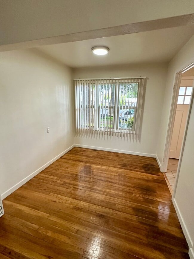 Photo - 1/2 Off 2nd Month's Rent Unidad 01-1015