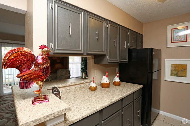 2BR, 1BA - 920SF - Kitchen
