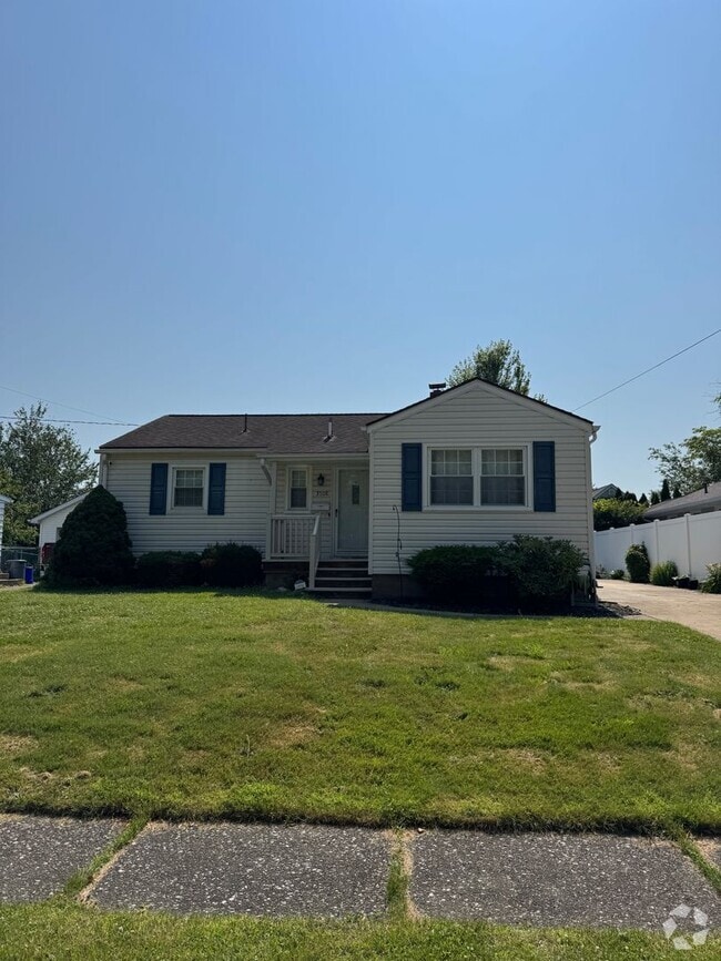 Building Photo - 3-4 Bedroom 2  bath Home