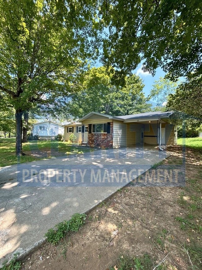 Photo - 260 Royal Dr NW