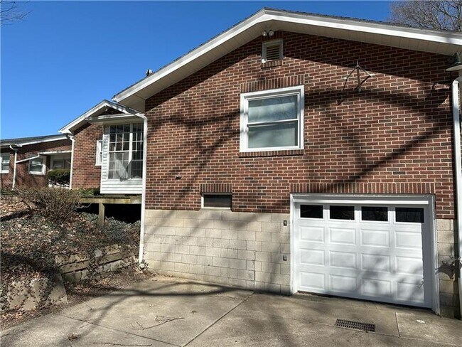 Photo - 728 N Pike Rd