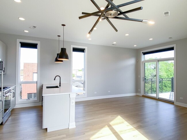 Photo - 1053 W Cornelia Ave Unit 401