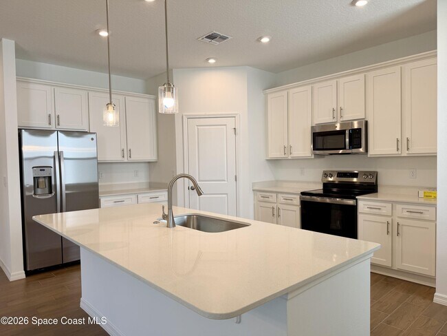 Photo - 917 Castleford Ave NE