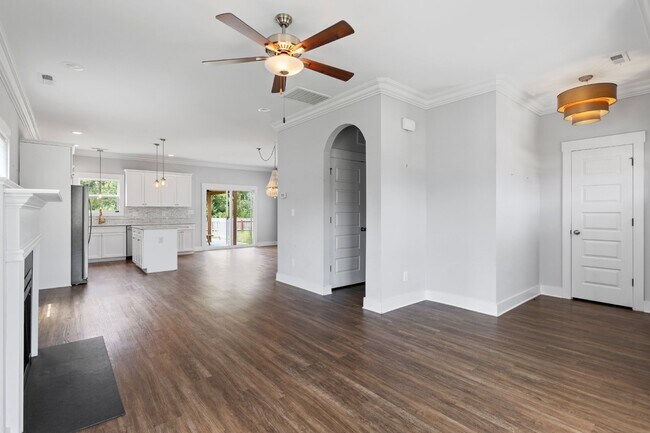 Photo - 318 Holbrook Ln